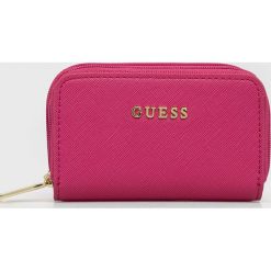 Guess portfel damski kolor różowy. Czerwone portfele Guess, z aplikacjami, z materiału. W wyprzedaży za 79.99 zł.