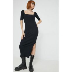 HUGO sukienka 50470534 kolor czarny midi dopasowana. Czarne sukienki Hugo, m, bez wzorów, z dzianiny, bez kołnierzyka, bez ramiączek, midi, dopasowane. Za 749.99 zł.