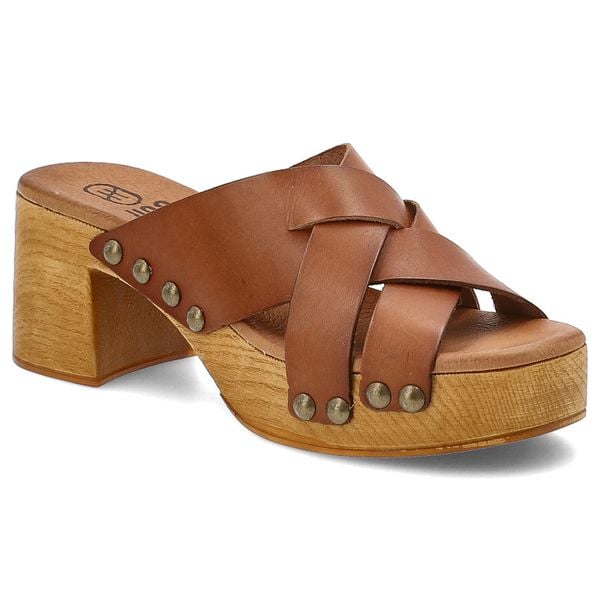 Brązowe Klapki Hee Skórzane Obuwie Damskie. Brązowe klapki Hee, z aplikacjami, ze skóry, klasyczne, bez obcasa, na obcasie, bez zapięcia. Za 239.00 zł.