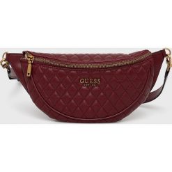 Guess nerka kolor bordowy. Czerwone nerki i saszetki Guess, z aplikacjami, bez dodatków. Za 439.99 zł.