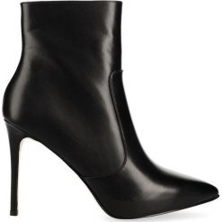 MICHAEL Michael Kors botki skórzane Rue damskie kolor czarny na szpilce. Czarne botki MICHAEL Michael Kors, bez wzorów, bez obcasa, na obcasie, bez zapięcia. W wyprzedaży za 739.99 zł.