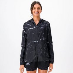 Damska kurtka przeciwwiatrowa do biegania w terenie TERRARUN WINDBREAKER. Czarne kurtki do biegania BODYCROSS, bez wzorów, z tkaniny, bez kaptura, do biegania. W wyprzedaży za 489.99 zł.