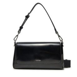 Torebka Calvin Klein. Czarne torebki klasyczne Calvin Klein, bez wzorów, klasyczne, bez dodatków. Za 309.99 zł.