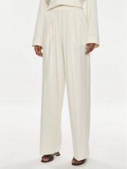 Samsøe Samsøe Spodnie materiałowe Julia F23100048 Écru Relaxed Fit. Spodnie materiałowe Samsøe & Samsøe, bez wzorów, z materiału. Za 409.99 zł.