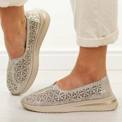 Beżowe skórzane ażurowe półbuty damskie T.Sokolski w26-653. Brązowe półbuty wsuwane Sokolski, na lato, w ażurowe wzory, z jeansu, klasyczne, z okrągłym noskiem, bez obcasa. W wyprzedaży za 197.10 zł.