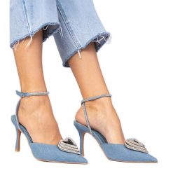Niebieskie szpilki z odkrytą pięta zdobione cyrkoniami. Niebieskie szpilki z aplikacjami, eleganckie, bez obcasa, na szpilce, bez zapięcia. Za 78.89 zł.