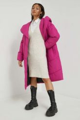 Noisy May kurtka Tally damska kolor fioletowy przejściowa oversize. Fioletowe kurtki Noisy May, s, bez wzorów, z syntetyku, z kapturem. W wyprzedaży za 279.99 zł.