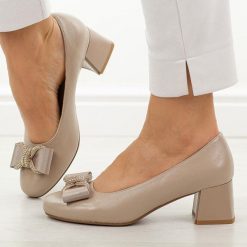 Beżowe czółenka damskie na obcasie M.Daszyński Sa281-7. Brązowe czółenka M.Daszyński, na jesień, z aplikacjami, z materiału, eleganckie, bez obcasa, na obcasie, bez zapięcia. Za 189.00 zł.