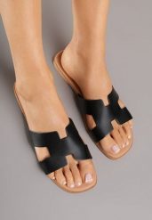 Czarne Skórzane Klapki Vices z Geometryczną Cholewką Arseria. Czarne klapki Born2be, bez wzorów, eleganckie, bez obcasa, na płaskiej podeszwie, bez zapięcia. Za 69.99 zł.