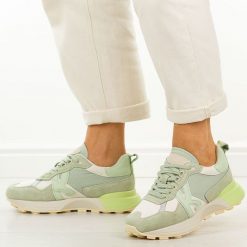 Zielone skórzane sneakersy damskie Kobbo 66954. Zielone buty sportowe lifestyle Kobbo, na jesień, bez wzorów, z jeansu, biznesowe, z okrągłym noskiem, bez zapięcia. Za 249.00 zł.
