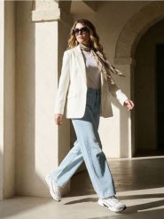 Żakiet z kieszeniami z domieszką wiskozy i lnu - biały. Białe marynarki i żakiety Sinsay, l, bez wzorów, z wiskozy, bez ramiączek. Za 79.99 zł.