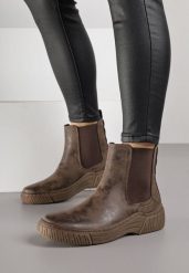 Brązowe Botki Sztyblety na Ozdobnie Żłobionej Podeszwie Ezisane. Brązowe botki Born2be, bez wzorów, z jeansu, eleganckie, bez obcasa, na płaskiej podeszwie, bez zapięcia. Za 79.99 zł.