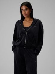 4F Bluza welurowa regular bez kaptura damska - czarna L. Czarne bluzy 4f, l, bez wzorów, z weluru, klasyczne, bez ramiączek, bez kaptura. Za 169.99 zł.