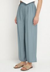 Jasnoniebieskie Szerokie Spodnie Typu Palazzo z Wysokim Stanem Varlevi. Niebieskie jeansy Born2be, bez wzorów, z jeansu, eleganckie, z podwyższonym stanem. Za 69.99 zł.