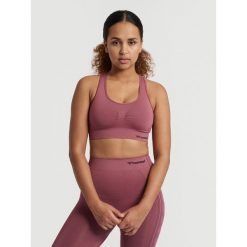 Damski bezszwowy biustonosz sportowy Hummel Shaping. Czerwone biustonosze sportowe Hummel, bez wzorów, na fitness i siłownię. Za 161.00 zł.