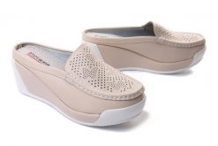ARTIKER RELAKS 52C2120 beżowy, klapki damskie. Brązowe klapki Artiker Relaks, w ażurowe wzory, ze skóry, bez obcasa, na koturnie, bez zapięcia. Za 179.90 zł.
