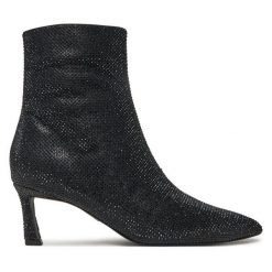 Botki Steve Madden. Czarne botki Steve Madden, bez wzorów, bez obcasa, na szpilce, bez zapięcia. Za 519.99 zł.
