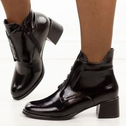 Czarne lakierowane botki damskie na obcasie M.Daszyński 2481-9. Czarne botki M.Daszyński, z aplikacjami, z gumy, eleganckie, z okrągłym noskiem, bez obcasa, na obcasie, bez zapięcia. Za 199.00 zł.
