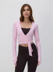 Kopertowa bluzka z wiązaniem - pastelowy róż. Czerwone bluzki Reserved, l, bez wzorów, z dzianiny, bez kołnierzyka, bez ramiączek. Za 79.99 zł.