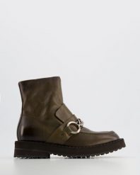 ZIELONE BOTKI A58207 JUNGLE. Zielone botki Venezia, bez wzorów, ze skóry, bez obcasa, bez zapięcia. Za 399.00 zł.