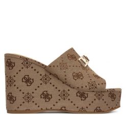 Klapki Guess. Brązowe klapki Guess, z aplikacjami, bez obcasa, bez zapięcia. Za 549.99 zł.