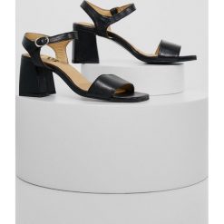Answear Lab sandały skórzane kolor czarny. Czarne sandały Answear Lab, bez wzorów, z materiału, bez obcasa, na obcasie, bez zapięcia. W wyprzedaży za 119.99 zł.