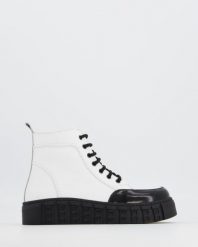 BOTKI DAMSKIE G1460211 WHITE. Białe botki Venezia, bez wzorów, ze skóry, bez obcasa, bez zapięcia. Za 329.00 zł.
