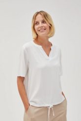 Gładka koszula z wiskozy biała. Białe koszule MOODO, bez wzorów, z wiskozy, bez kołnierzyka, bez ramiączek. Za 79.99 zł.
