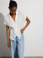 Koszula z dodatkiem wiskozy - złamana biel. Koszule Reserved, l, bez wzorów, z tkaniny, bez kołnierzyka, bez ramiączek. W wyprzedaży za 49.99 zł.