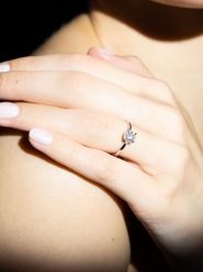 DIAMANTA Złoty pierścionek "Amoureuse" z diamentami rozmiar: 52. Szare pierścionki DIAMANTA, z diamentem, złote. Za 5,024.99 zł.