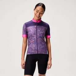 Koszulka rowerowa damska Endura Floral FS260 W bramble. Fioletowe t-shirty sportowe ENDURA, xs, bez wzorów, z elastanu, bez ramiączek, rowerowe. Za 279.99 zł.