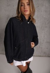 Niebieska Kurtka w Stylu Retro Bomberka Jeansowa z Kieszeniami i Kołnierzykiem Sashia. Niebieskie kurtki Renee, l, bez wzorów, z jeansu, retro, bez kaptura. Za 269.99 zł.