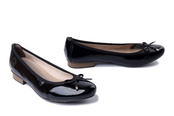 RIEKER 51950-00 black, baleriny damskie. Czarne baleriny Rieker, bez wzorów, bez obcasa, na obcasie, bez zapięcia. Za 173.94 zł.