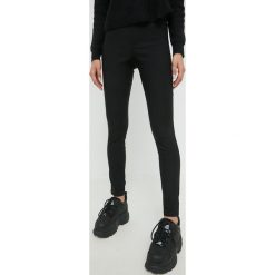Noisy May spodnie damskie kolor czarny dopasowane high waist. Czarne spodnie materiałowe Noisy May, bez wzorów, z materiału, z podwyższonym stanem. Za 159.99 zł.
