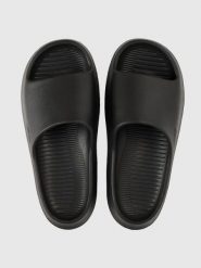 Klapki damskie 4F 4FRSS26FSLIF069. Czarne klapki 4f, bez wzorów, z gumy, wakacyjne, bez obcasa, bez zapięcia. Za 79.99 zł.
