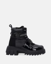 SPORTOWE CZARNE BOTKI OCZ23-40 BLK. Czarne botki Venezia, bez wzorów, z lakierowanej skóry, sportowe, bez obcasa, bez zapięcia. Za 289.00 zł.