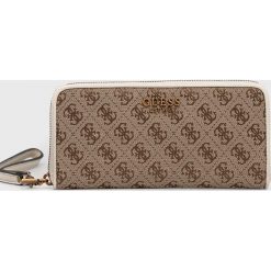 Guess portfel damski kolor beżowy. Brązowe portfele Guess, z aplikacjami, z materiału. Za 279.99 zł.