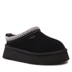 Śniegowce Ugg. Czarne śniegowce UGG, bez wzorów, bez zapięcia. Za 599.99 zł.