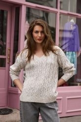 Sweter z dekoltem w serek beżowy. Brązowe swetry MOODO, l, bez wzorów, z bawełny, bez ramiączek. Za 149.99 zł.
