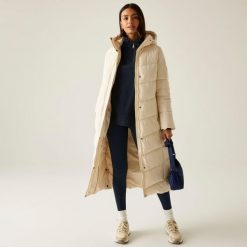 Płaszcz damski zimowy ocieplany Eloria. Białe płaszcze Regatta, na zimę, bez wzorów, z puchu, eleganckie, bez kaptura. W wyprzedaży za 504.50 zł.