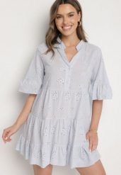 Jasnoniebieska Bawełniana Sukienka z Haftowanej Tkaniny o Koszulowym Kroju z Falbanami Filidwena. Niebieskie sukienki Born2be, na co dzień, l, z aplikacjami, z bawełny, boho, bez kołnierzyka, bez ramiączek, mini, koszulowe. W wyprzedaży za 59.49 zł.