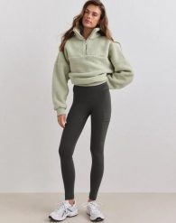 Damskie legginsy ocieplane z kieszeniami ciemnobluszczowe. Zielone legginsy AIM'N, bez wzorów, z elastanu, klasyczne, długie. Za 389.00 zł.