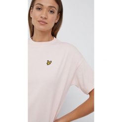 Lyle & Scott t-shirt bawełniany kolor różowy. Czerwone t-shirty Lyle & Scott, z aplikacjami, z bawełny, bez kołnierzyka, bez ramiączek. W wyprzedaży za 109.99 zł.