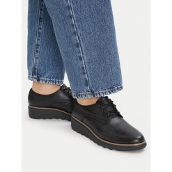 Półbuty Clarks. Czarne półbuty wsuwane Clarks, bez wzorów, bez obcasa, na koturnie. Za 356.99 zł.