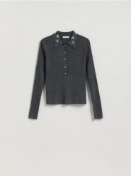 Bluzka z ozdobnym kołnierzem - ciemnoszary. Szare bluzki Reserved, l, bez wzorów, z dzianiny, bez kołnierzyka, bez ramiączek. Za 129.99 zł.