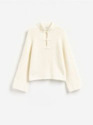 Sweter z ozdobnym zapięciem - kremowy. Białe swetry Reserved, l, bez wzorów, z dzianiny, bez ramiączek. Za 139.99 zł.