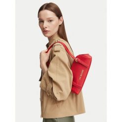 Torebka LOVE MOSCHINO. Czerwone torebki klasyczne Love Moschino, bez wzorów, klasyczne, bez dodatków. Za 729.99 zł.