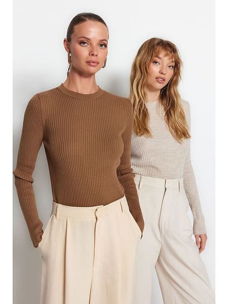 Trendyol Sweter w kolorze jasnobrązowym rozmiar: M. Brązowe swetry Trendyol, m, bez wzorów, ze splotem, bez ramiączek. Za 100.52 zł.