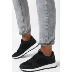 Czarne Buty Sportowe Ericsso. Czarne buty sportowe lifestyle Born2be, z aplikacjami, sportowe, bez zapięcia. W wyprzedaży za 111.99 zł.