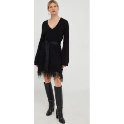 Twinset sukienka kolor czarny mini prosta. Czarne sukienki Twinset, na co dzień, l, z aplikacjami, z dzianiny, bez kołnierzyka, bez ramiączek, maxi. Za 1,229.90 zł.